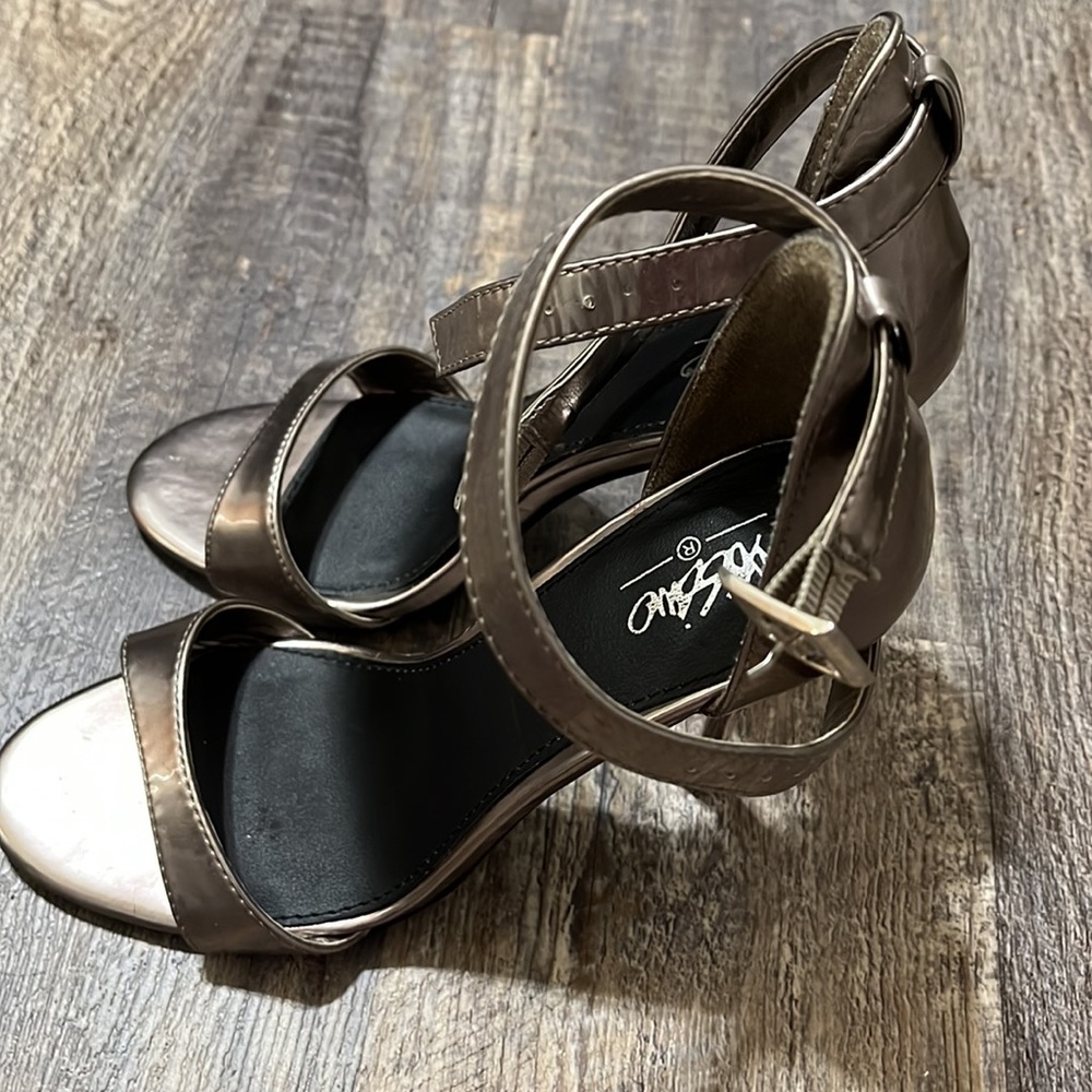 Shoes - Picture 2 of 4